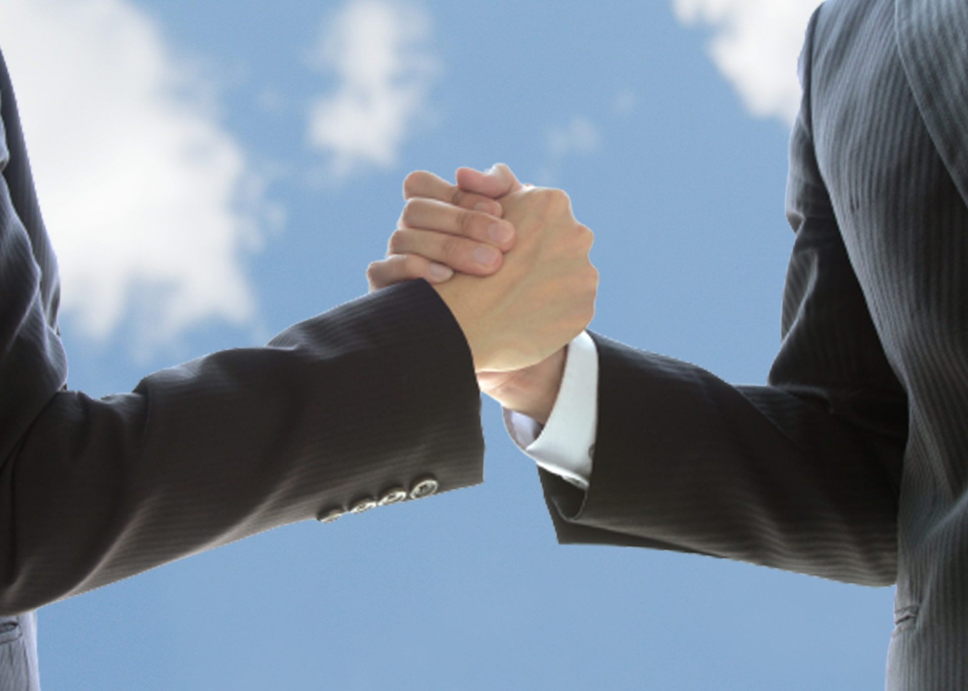 手を組んでいる人