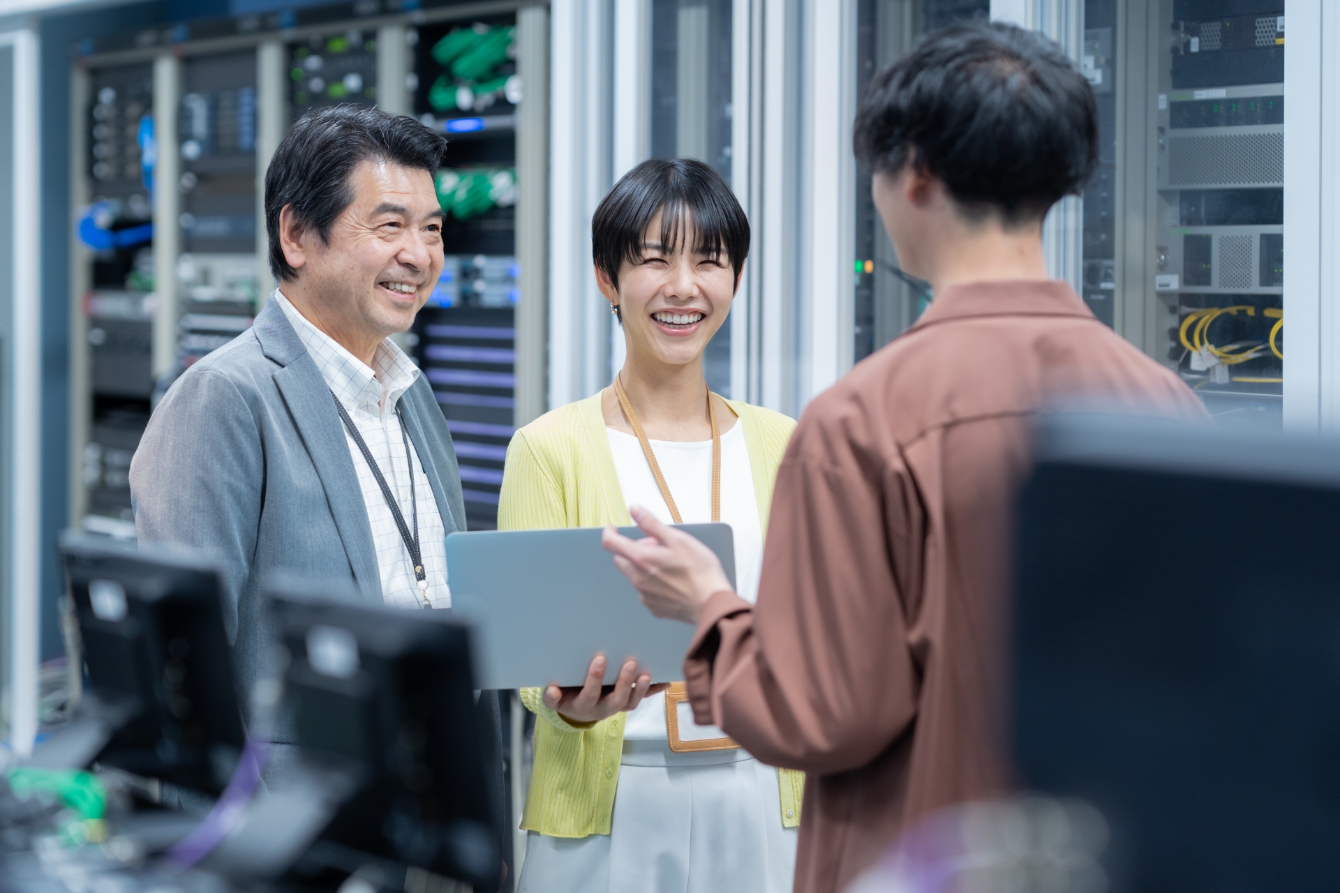 サーバールームで打ち合わせする様子